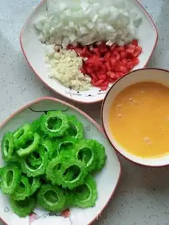 Make Eggs and onions step 2
