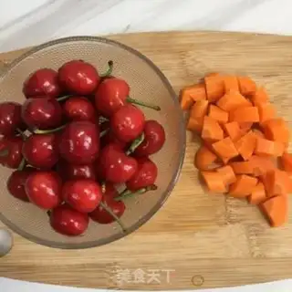Make Ice-cold cherry carrot juice step 0