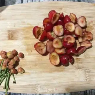 Make Ice-cold cherry carrot juice step 1