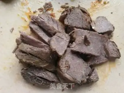 Make Onion fried lamb step 1