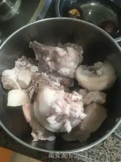 Make Pigtail peanut stew step 0