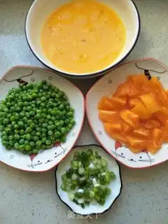 Make Peas and tomato fried eggs step 2
