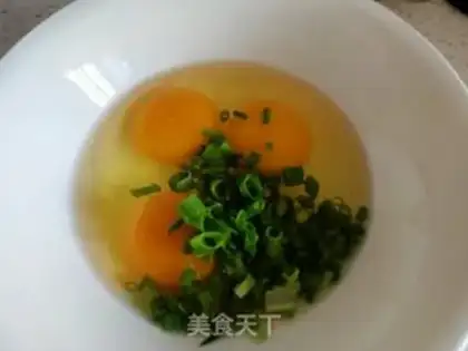 Make Onion fried eggs step 1