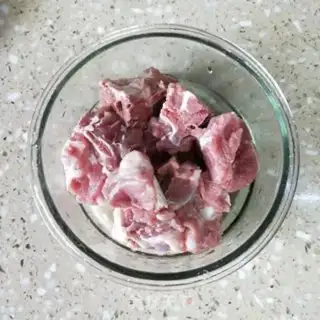 Make Five fingers of peach pigbone soup step 1