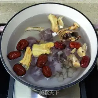 Make Five fingers of peach pigbone soup step 2