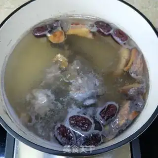 Make Five fingers of peach pigbone soup step 3