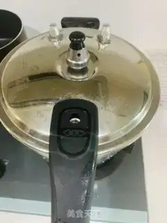 Make Fish and chicken soup pan step 2