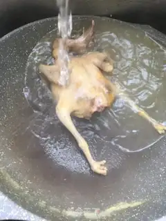 Make White mushroom stew pigeon step 1