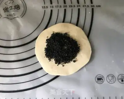 Make Heart-shaped black sesame rolls step 6