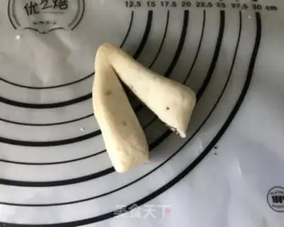Make Heart-shaped black sesame rolls step 11