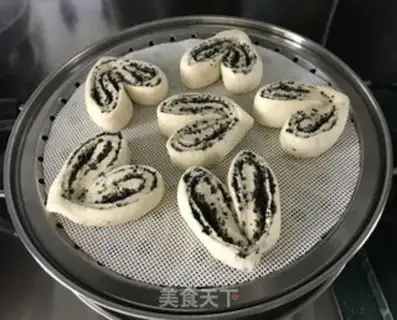 Make Heart-shaped black sesame rolls step 13