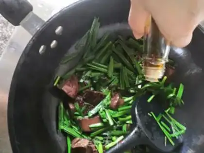 Make Scrambled pig blood step 7