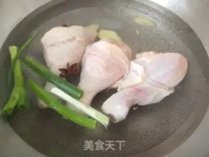 Make Lemon hand tore a chicken leg step 1