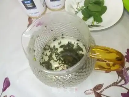 Make Honey mint tea step 1