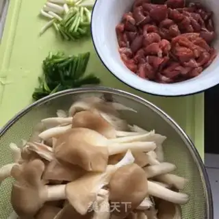 Make Onion slices of mushrooms step 0