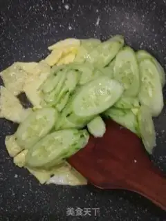 Make cucumber fried eggs step 2