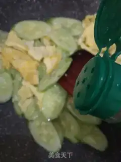 Make cucumber fried eggs step 3