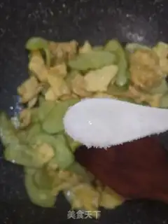 Make cucumber fried eggs step 6