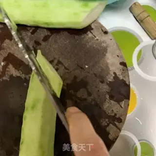 Make A fan of silk melons step 1