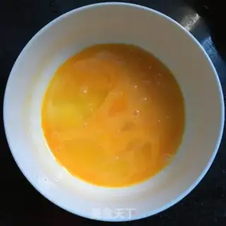 Make Carrot steamed eggs step 1