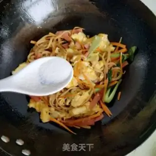 Make Egg and vegetable noodles step 9