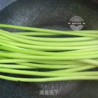Make The greasy hand tore the garlic step 5