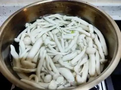 Make White mushrooms with carrots step 3
