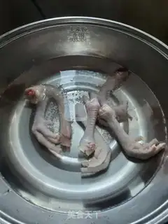 Make Peanut chicken feet carrot soup step 0