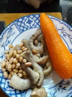 Make Peanut chicken feet carrot soup step 1