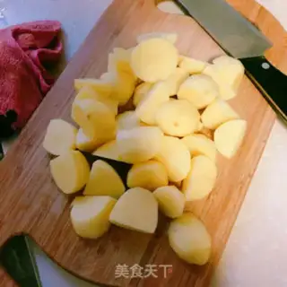 Make curry beef and potatoes step 1