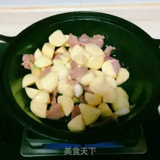 Make curry beef and potatoes step 4
