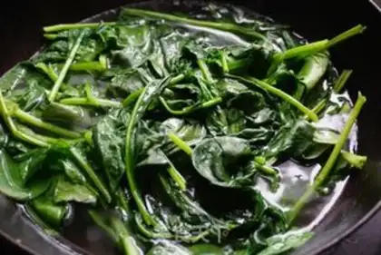 Make The spinach with the taro step 1