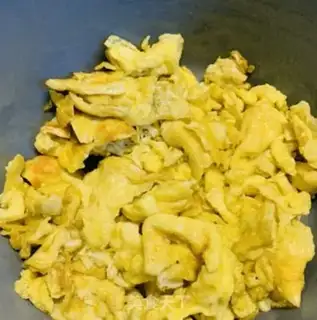 Make Pyramid eggs and shrimp, fried beans step 1