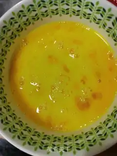 Make Tomato fried eggs step 1