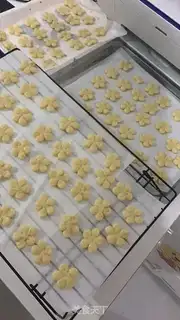 Make A flower cookie step 12