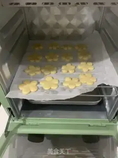 Make A flower cookie step 13