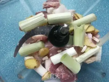 Make Felony celery pork dumplings step 3