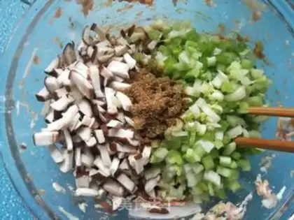Make Felony celery pork dumplings step 9