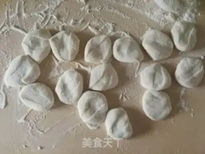 Make Felony celery pork dumplings step 13