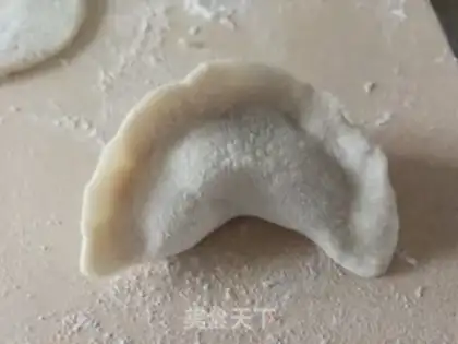 Make Felony celery pork dumplings step 16