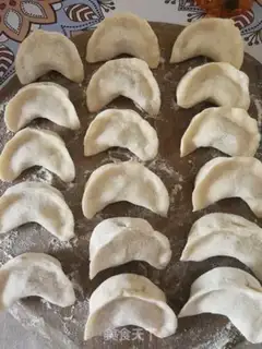 Make Felony celery pork dumplings step 17