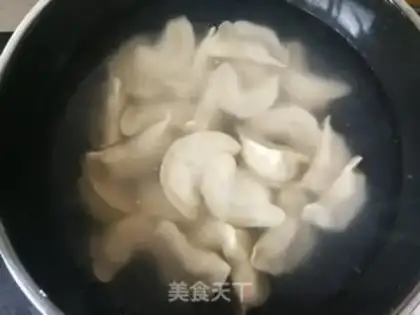 Make Felony celery pork dumplings step 18