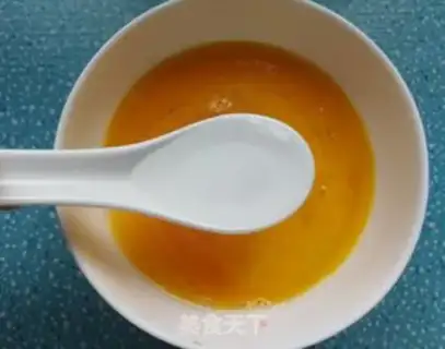 Make Onion fried eggs step 1