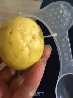 Make Lemon bee, honey fragrance tea step 1