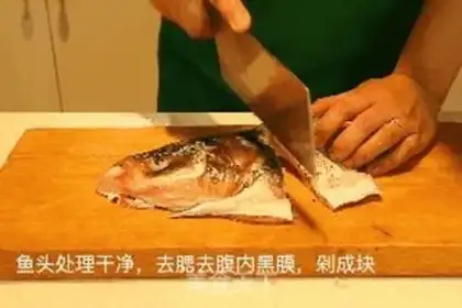 Make Scrambling fish heads step 0