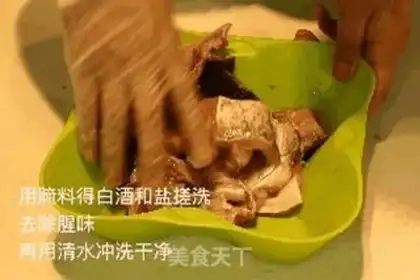 Make Scrambling fish heads step 1