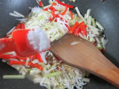 Make Sprouts of red peppers and silverfish step 4