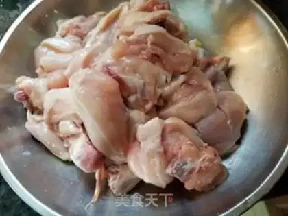 Make A chicken with red dates step 1