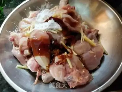 Make A chicken with red dates step 2