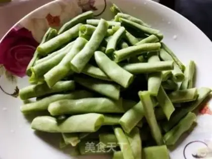 Make Garlic carrots and beans step 0